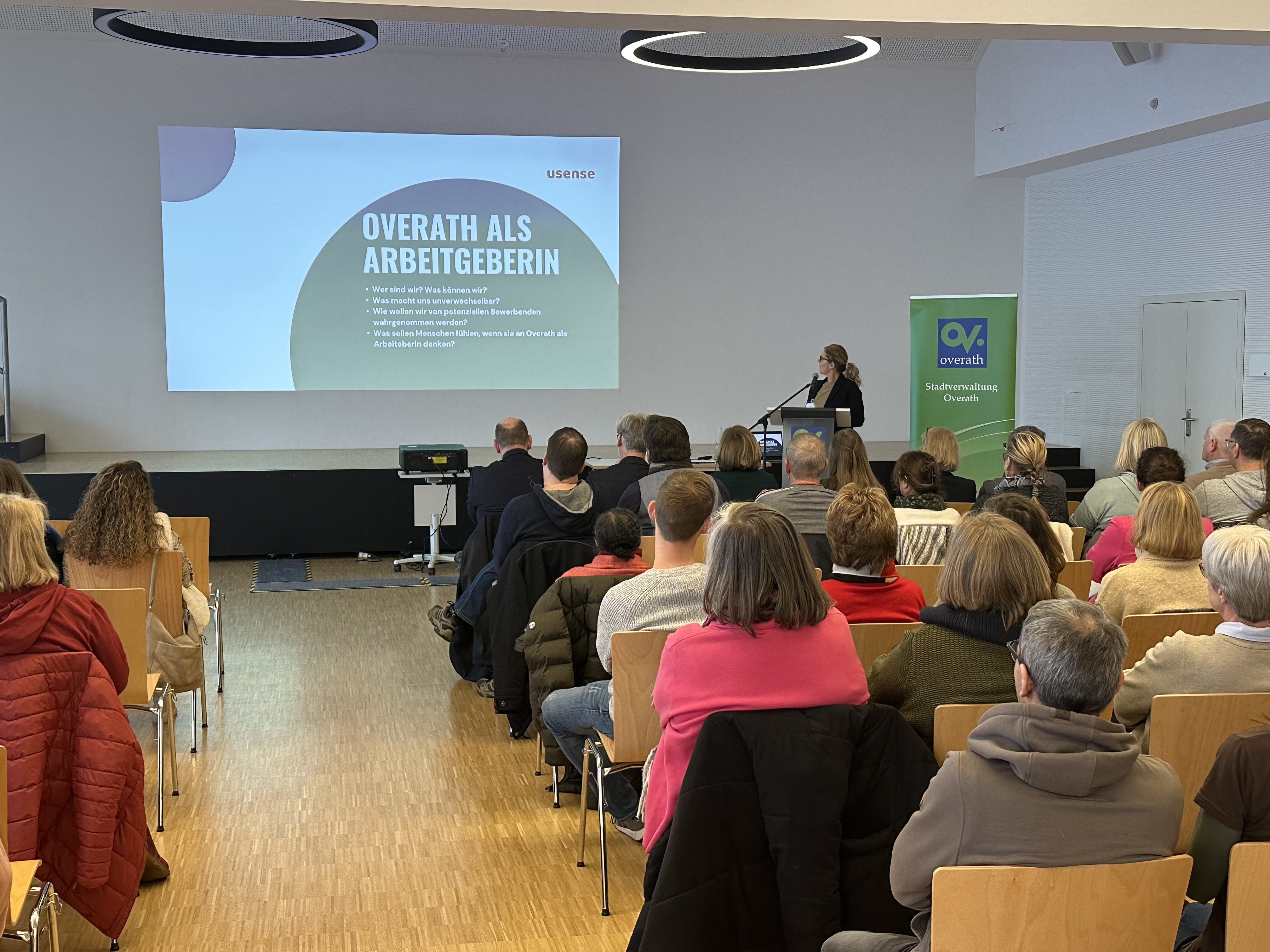 Workshop zur Arbeitgebermarkenbildung: Präsentation zu 'Overath als Arbeitgeberin' mit Fokus auf Stärken, Attraktivität und strategische Positionierung.