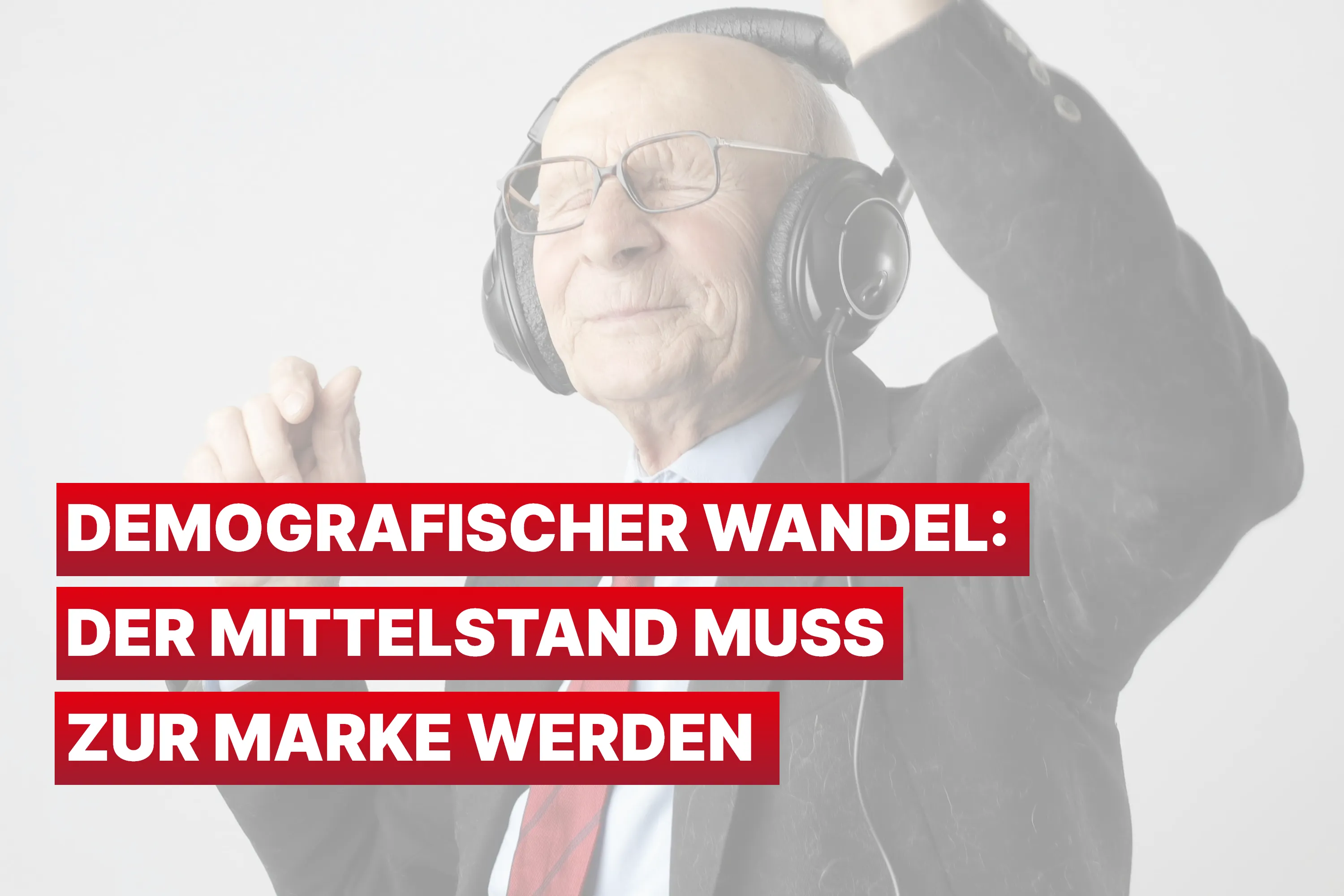 Eine lächelnde Frau mit Brille im Gespräch; rote Schrift im Vordergrund: „Arbeitgebermarke im Mittelstand.“ Büroumgebung im Hintergrund.