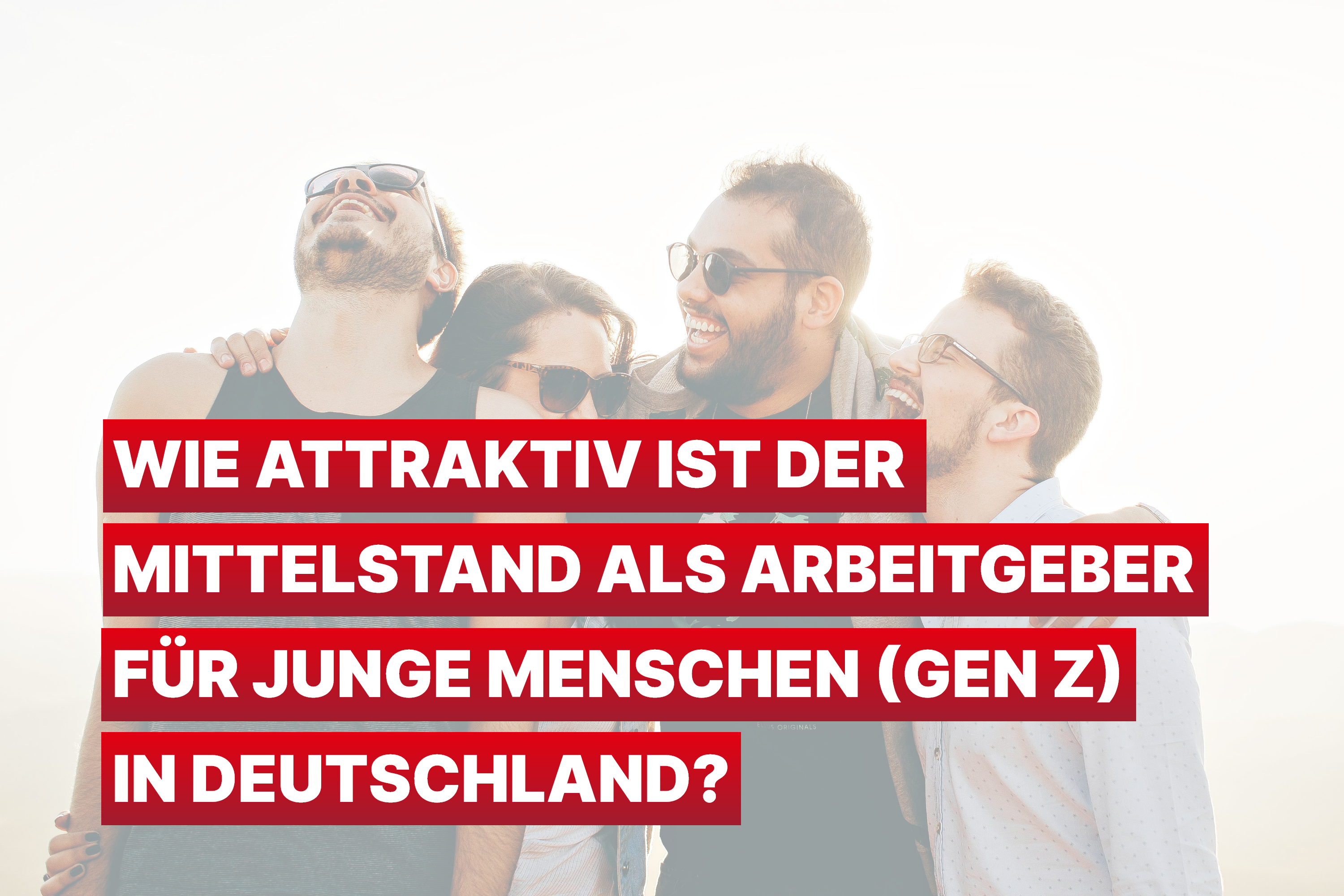 Gruppe junger Menschen genießt die Sonne und lacht zusammen, mit einem roten Banner oben, auf dem steht: 'Wie attraktiv ist der Mittelstand als Arbeitgeber für junge Menschen (Gen Z) in Deutschland?